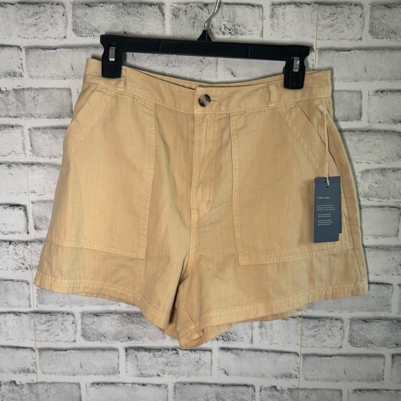 Universal Thread Pants - NWT! Women’s Universal Thread tan colored shorts size 6